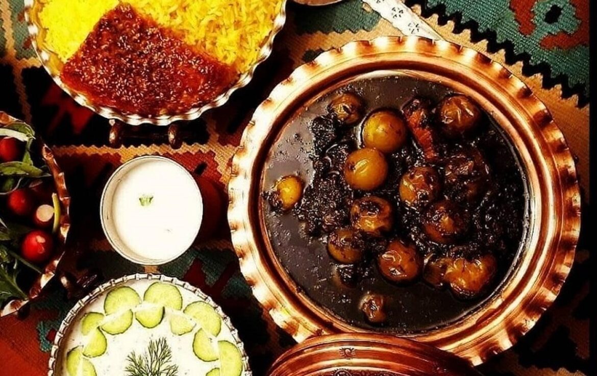 خورش آلوچه یکی از غذاهای سنتی استان کرمان است و طعم دهنده اصلی این خورش آلوچه است